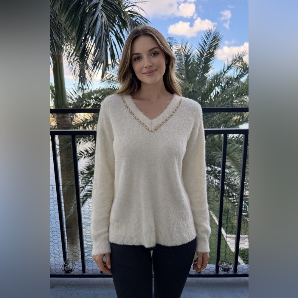 ELENA WANG - Chic V-Neck White Sweater with Rose Gold Chain Accent